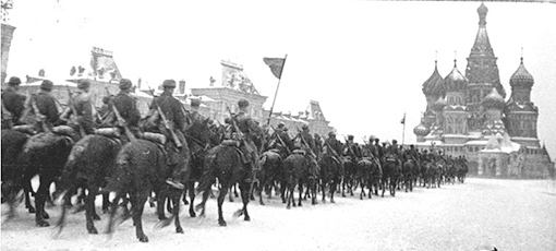 Конница идет парадом на фронт через Красную Площадь (7ноября 1941г)