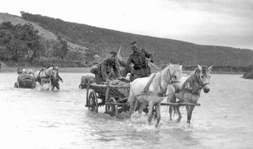 Обоз пехотного полка (1941г). Обоз 308-го пехотного полка форсирует Днестр. Повозки буксируют легкие 75-мм пехотные орудия 7,5 cm leichtes