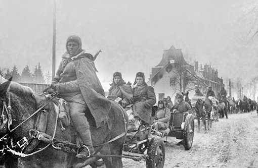 Орудийные расчеты при помощи лошадей меняют позиции