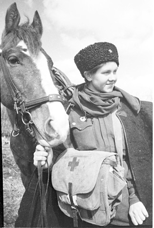 Санитарка на поле боя.