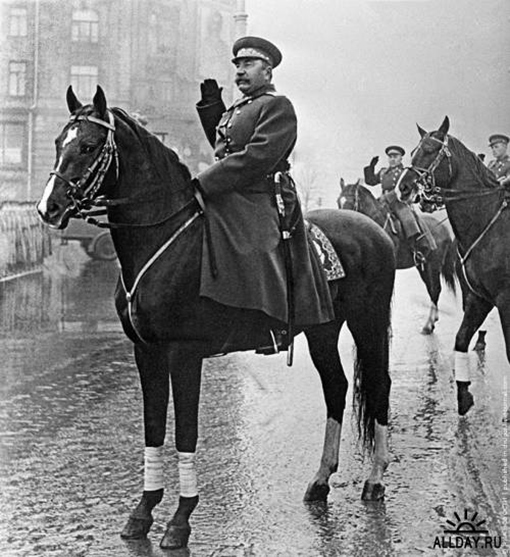 Маршал Семен Буденный на параде 7 ноября 1947 года на Красной площади.