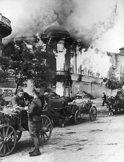 Ростов. Горит здание на Энгельса - центральной улице города