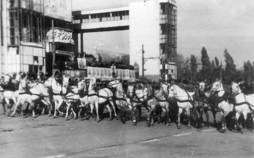 Ростов парад победы 1945г. Театральная площадь, тачанки.