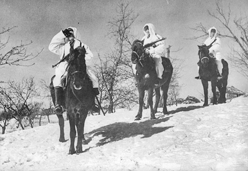 Конный разъезд ведет наблюдение