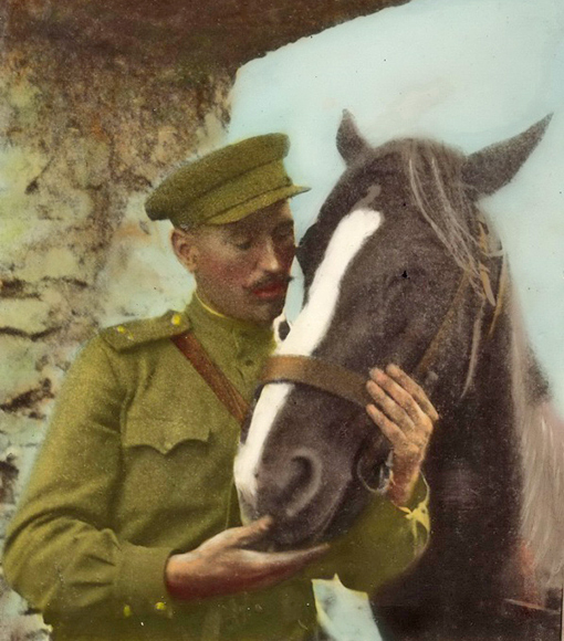 Лейтенант Гуйвик с конем Орликом. 